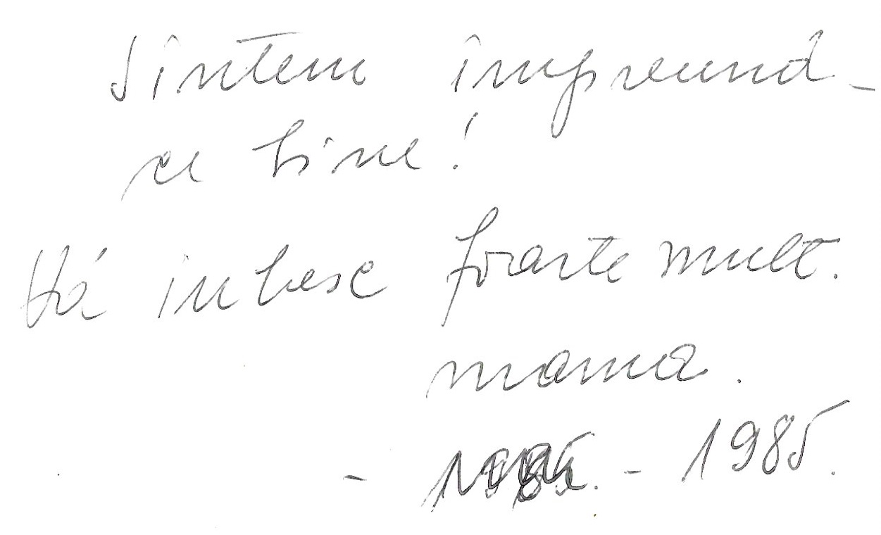 Spatele fotografiei precedente. “Sîntem împreună – ce bine! Vă iubesc foarte mult, mama – 1985“