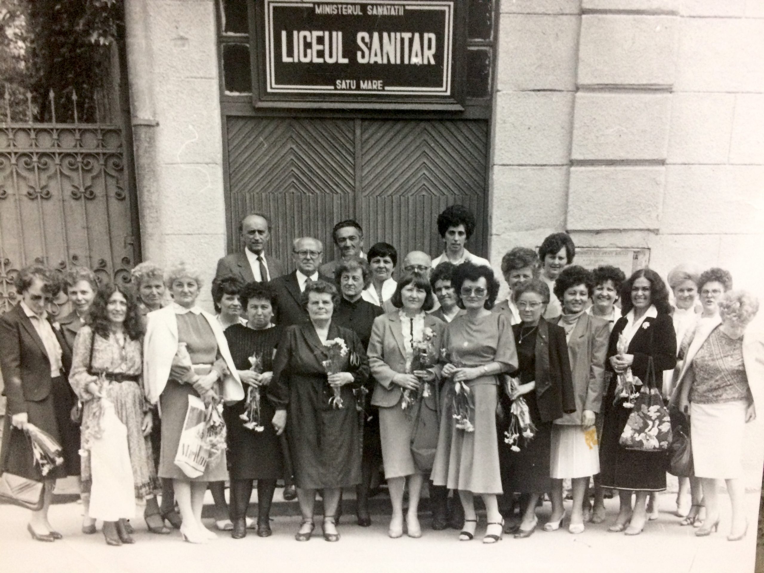 A patra de la dreapta la stânga.