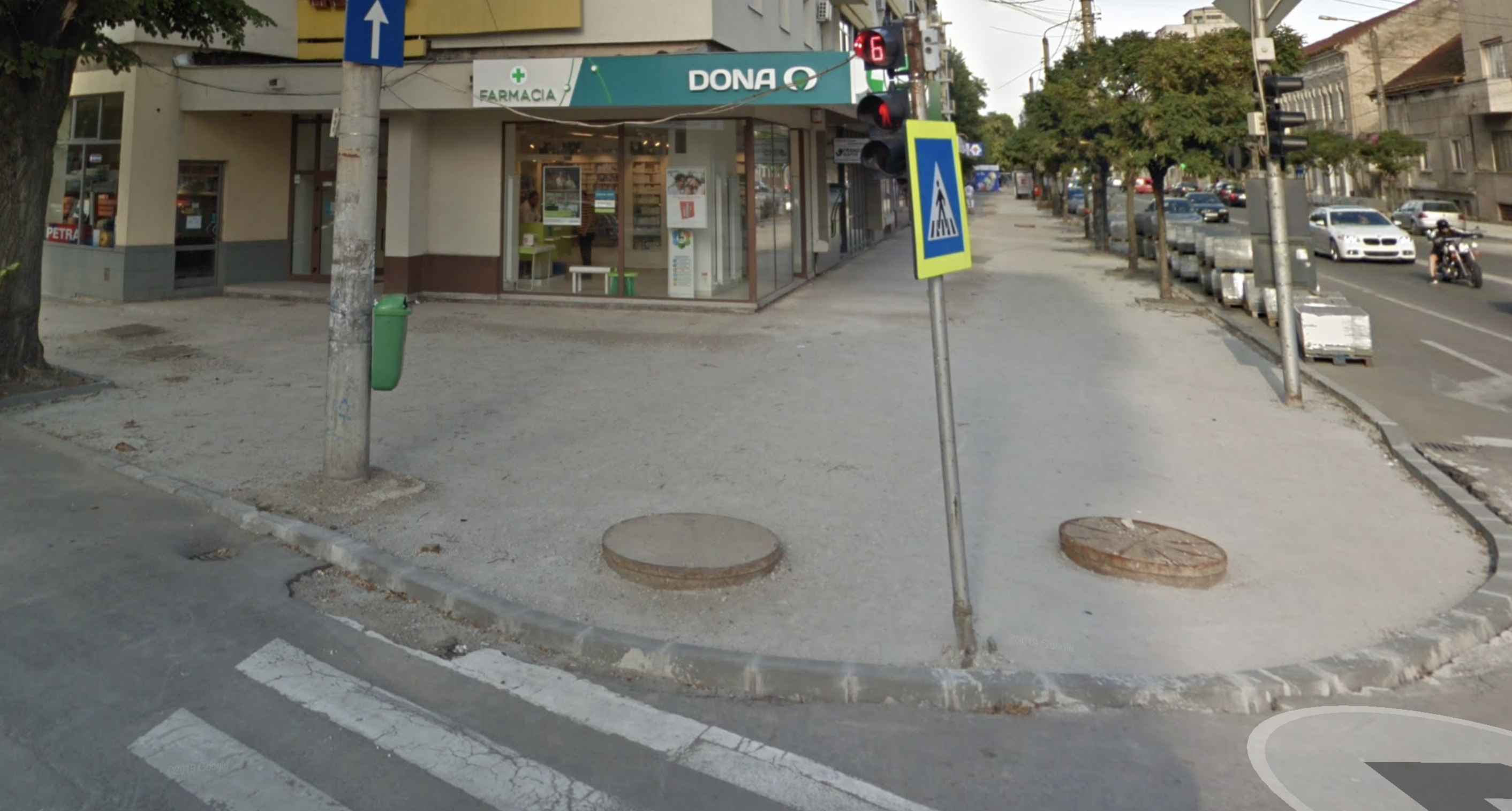 CEC-ul era unde acum se află Dona pe blvd. Traian, iar chioșcul de ziare și reviste era amplasat înaintea stâlpului de beton.