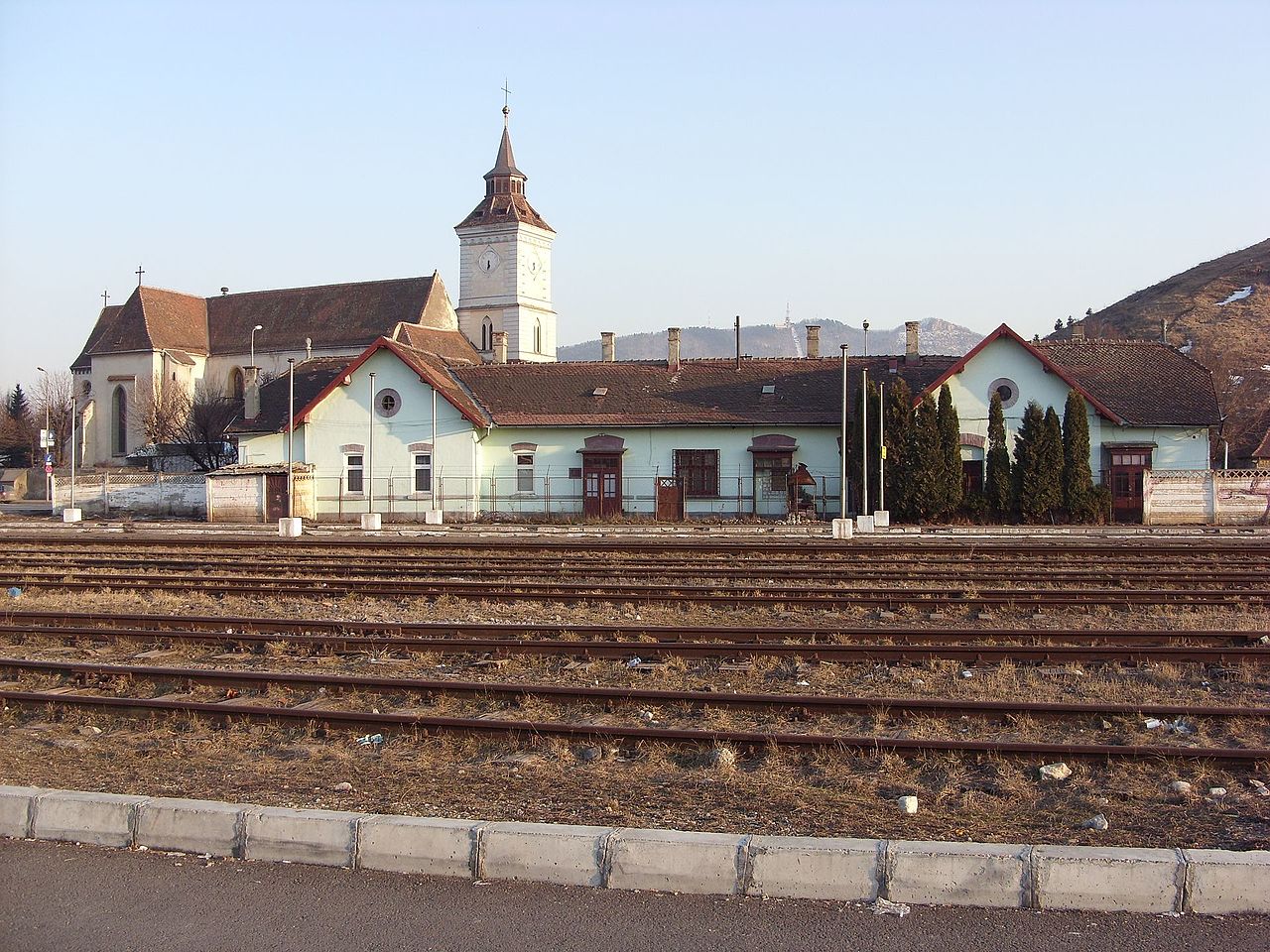 Gara și biserica Bartolomeu