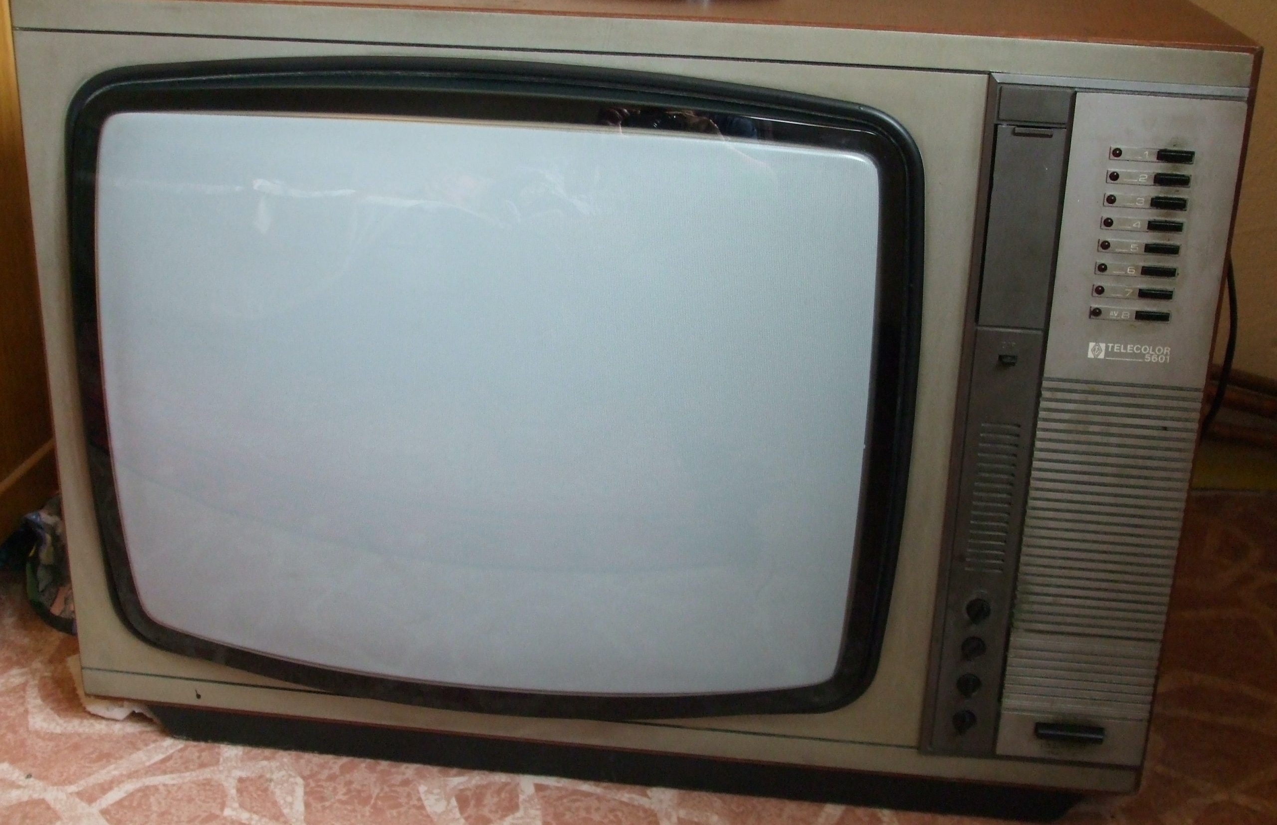 Un TV color din anii ’80