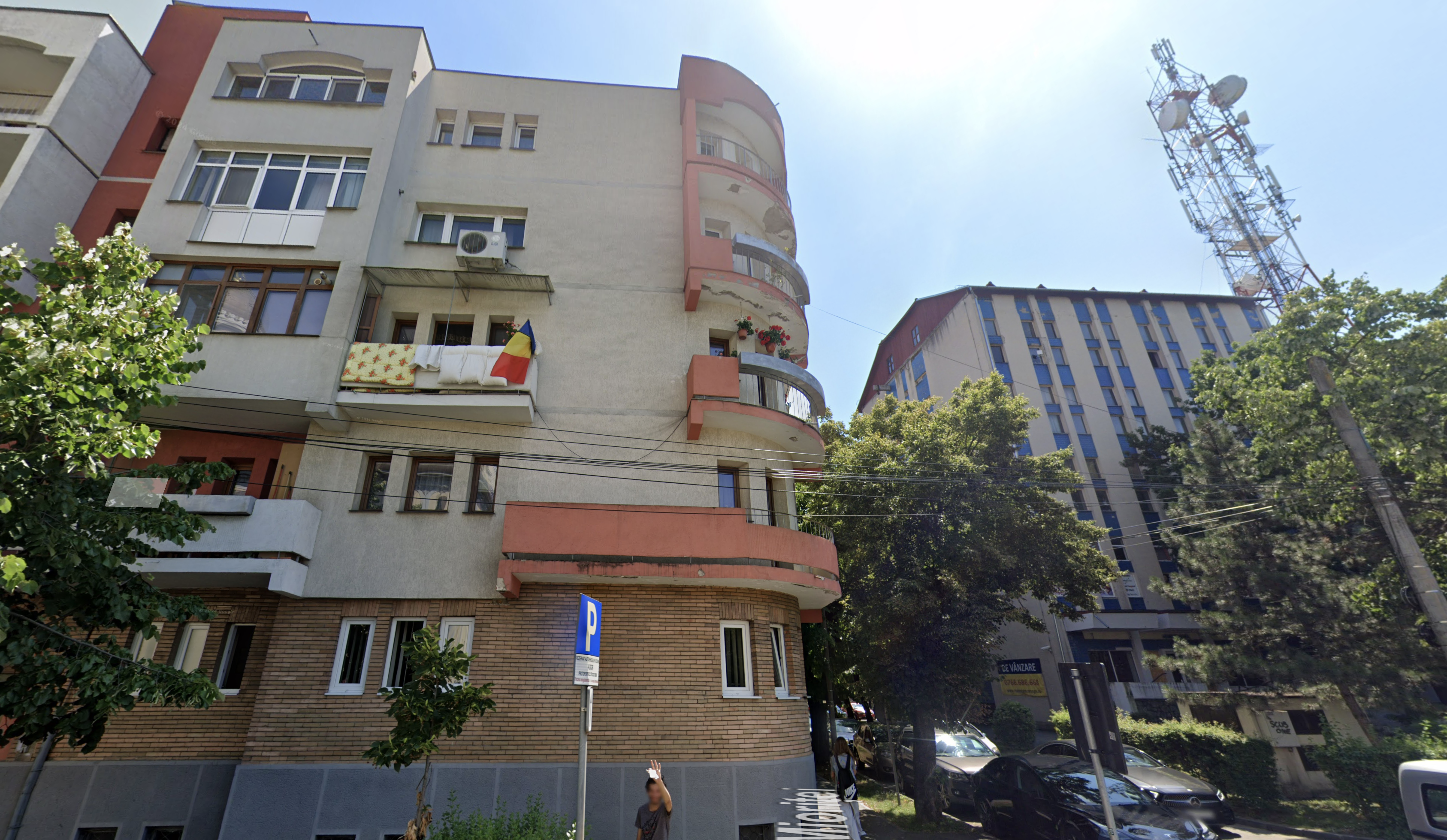 Blocul în care locuia tanti Luci (stânga).